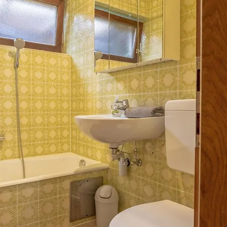 Zaustoi Apartamento *